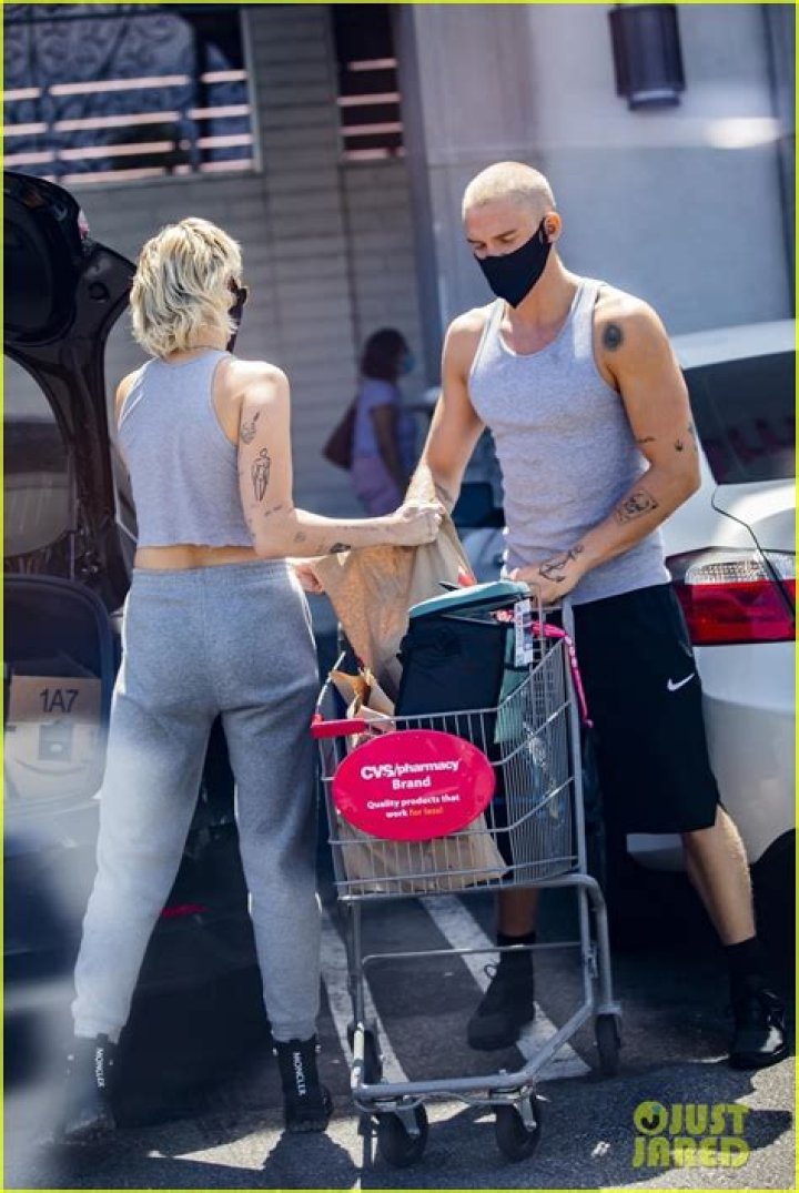 17 Hottest New Couples Of 2019: Miley Cyrus, Cody Simpson & More