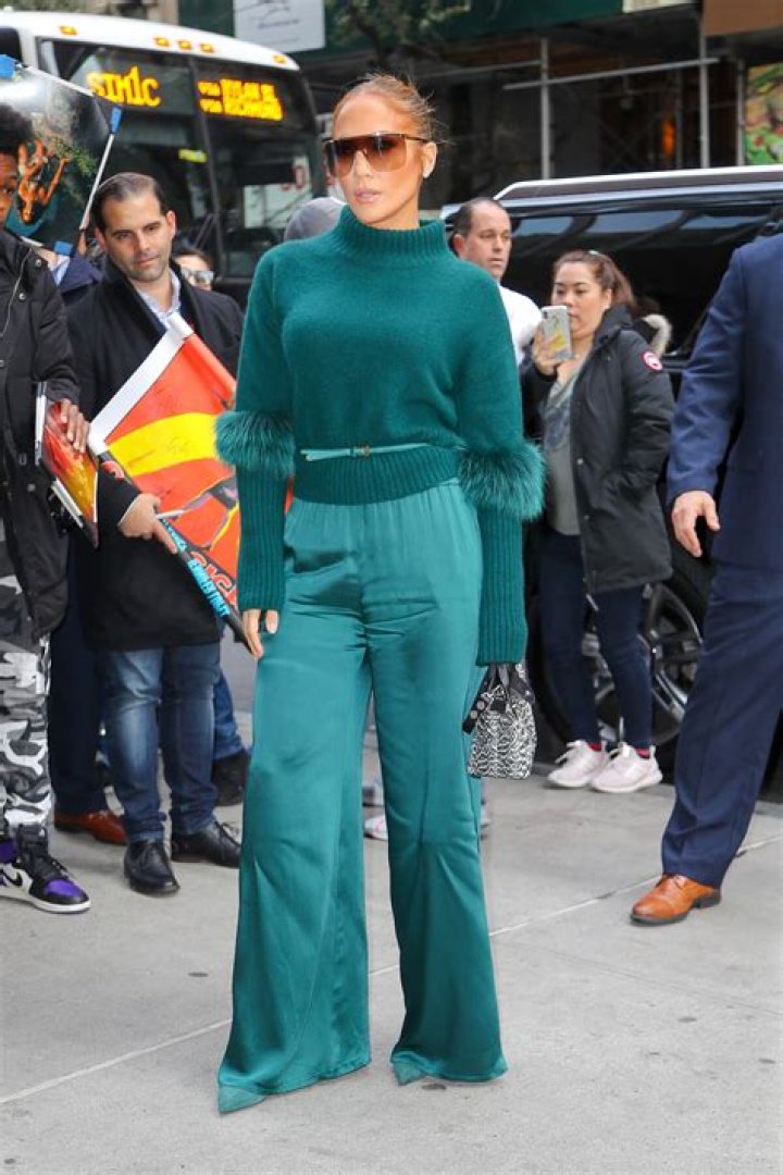 19 Stars Flaunting Abs In High Fashion Outfits: Jennifer Lopez & More