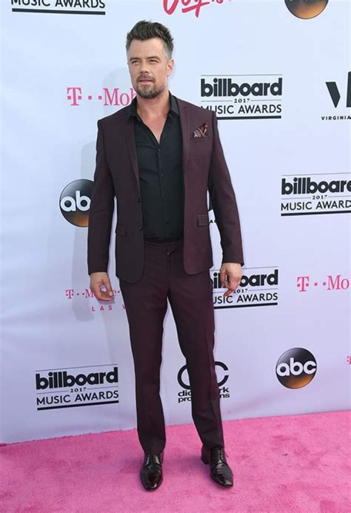 2017 BBMA Red Carpet Photos — Miley Cyrus & More