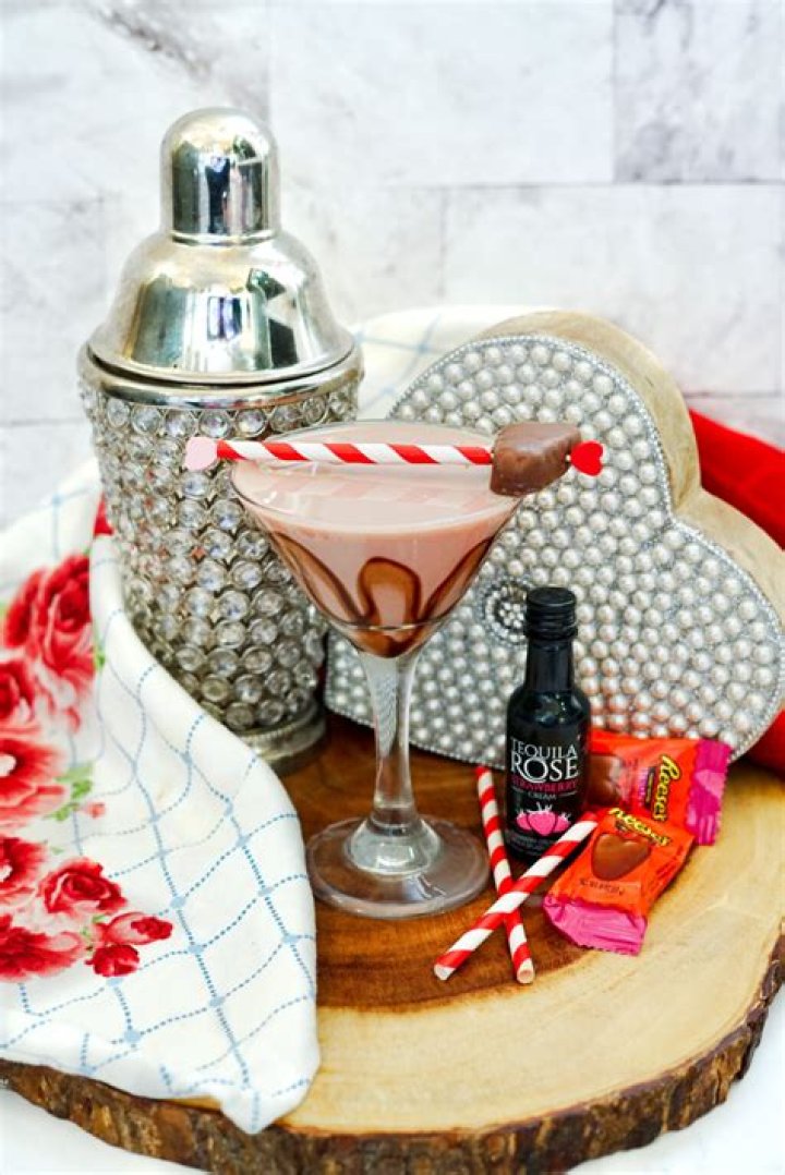 30+ Valentine’s Day & Galentine’s Day Cocktails To Enjoy With The People You Love