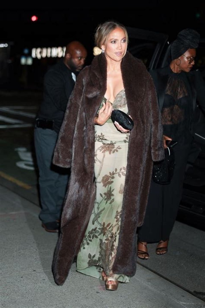 5 Celeb Hotties Over 40 That Still Twerk & Twerk GOOD: Jennifer Lopez & More