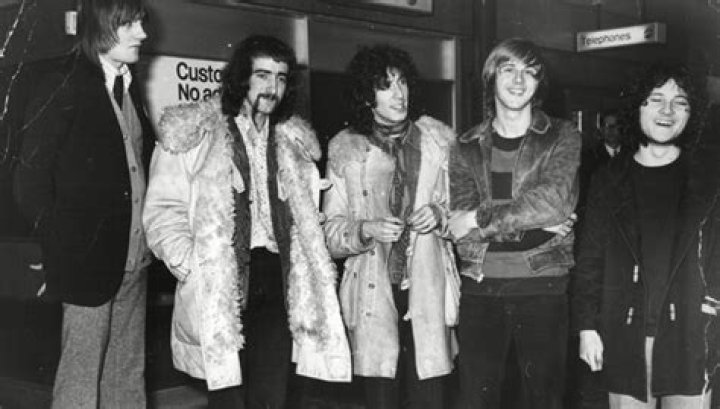 5 Things About Former Fleetwood Mac Guitarist Who Died – Hollywood Life