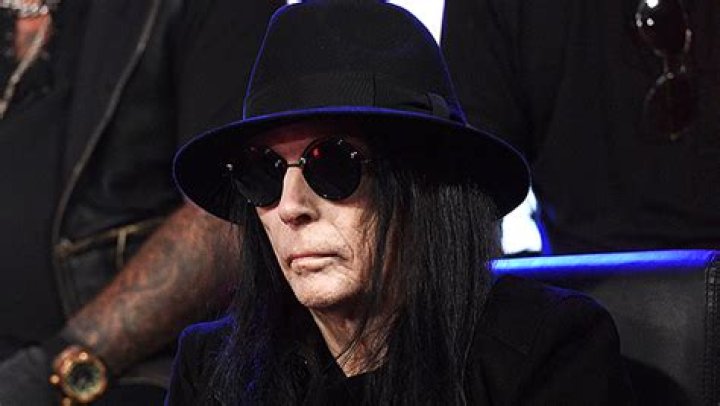 5 Things About Motley Crue Guitarist – Hollywood Life