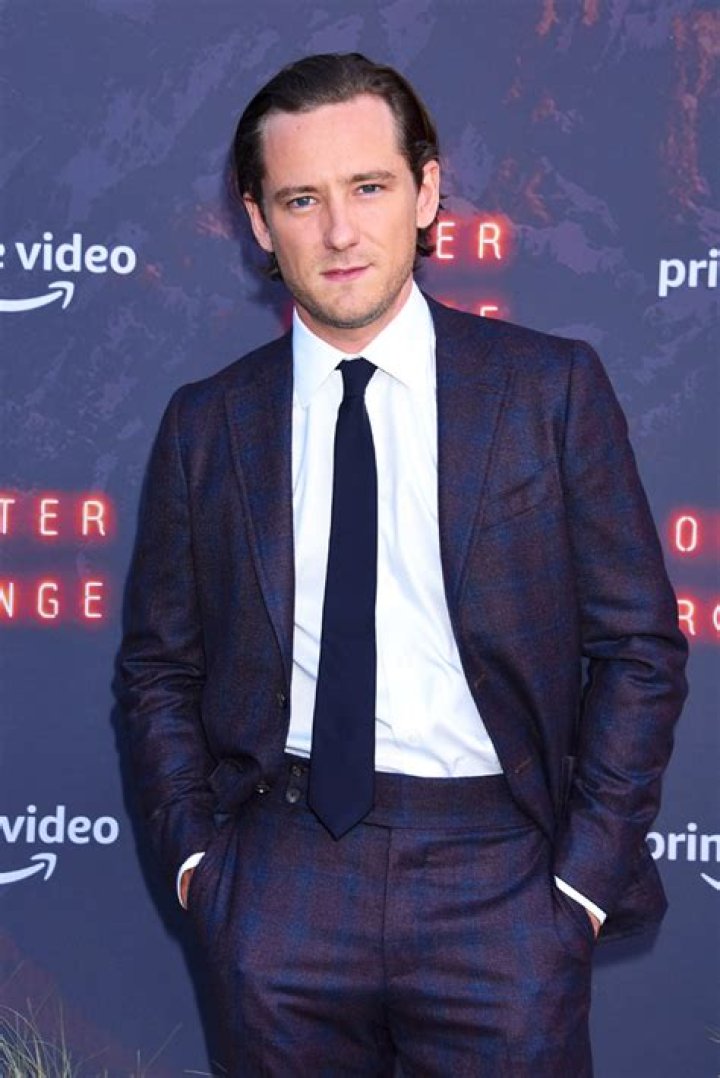 5 Things To Know About ‘Outer Range’ Star – Hollywood Life