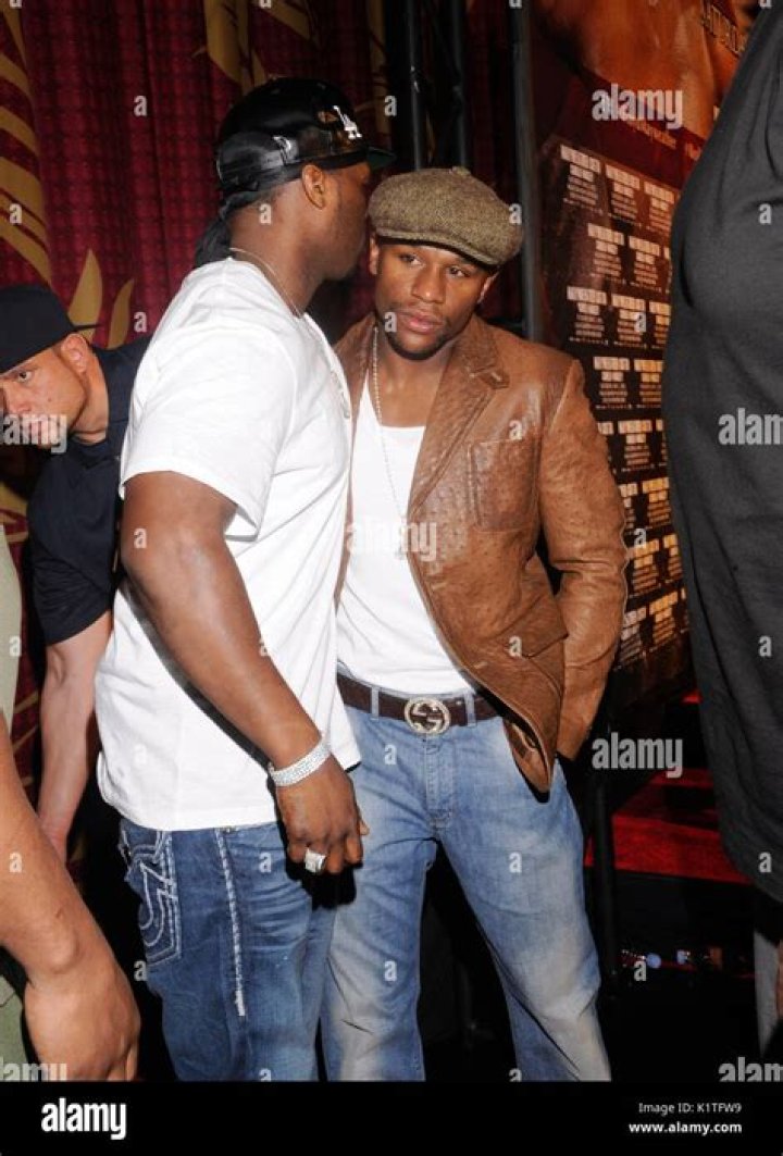 50 Cent Mocks Floyd Mayweather & Says He Owes Him Money In New Video – Hollywood Life