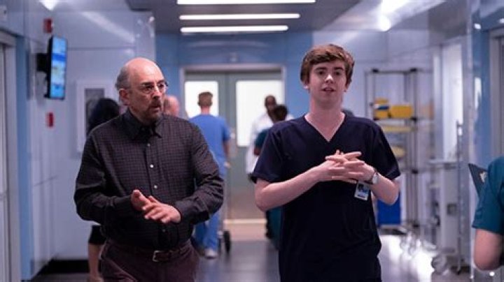 A Patient Kisses Shaun & Glassman’s Memory Worsens – Hollywood Life