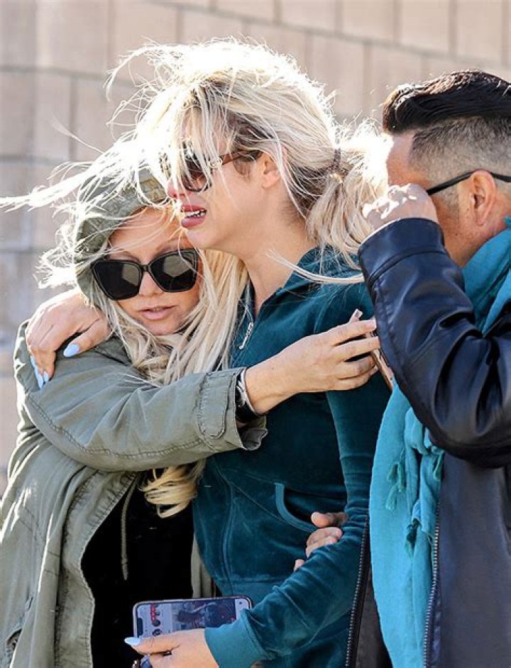 Aaron Carter’s Fiancee Melanie Martin Cries Outside Home: Photos – Hollywood Life
