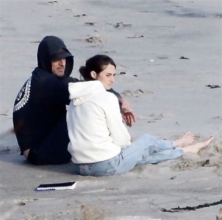 Aaron Rodgers & Shailene Woodley Have A ‘Non-Traditional Relationship’ – Hollywood Life