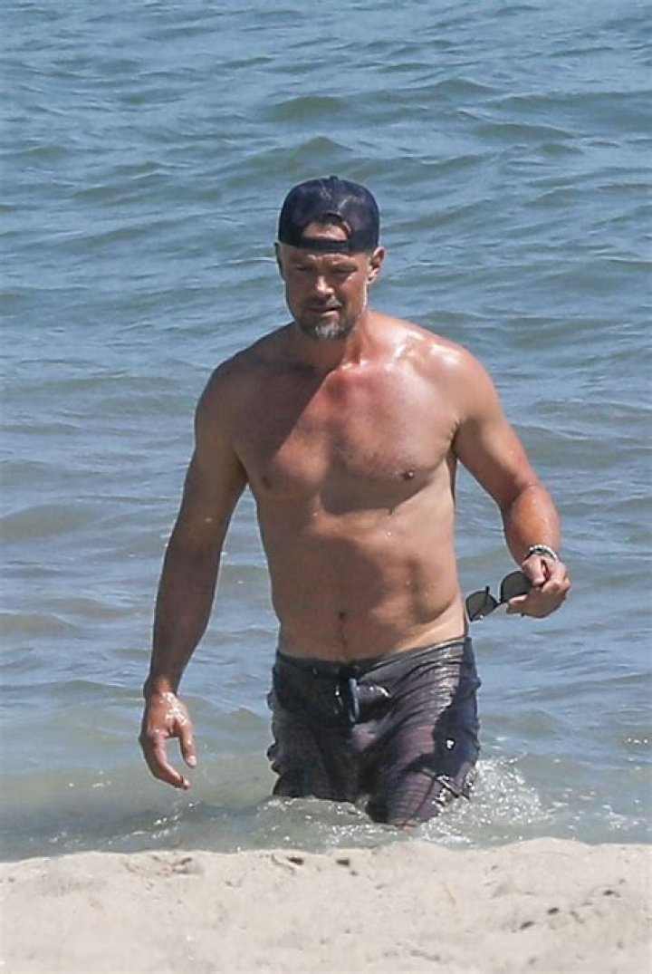 Actor Shows Off Amazing Abs At The Beach – Hollywood Life