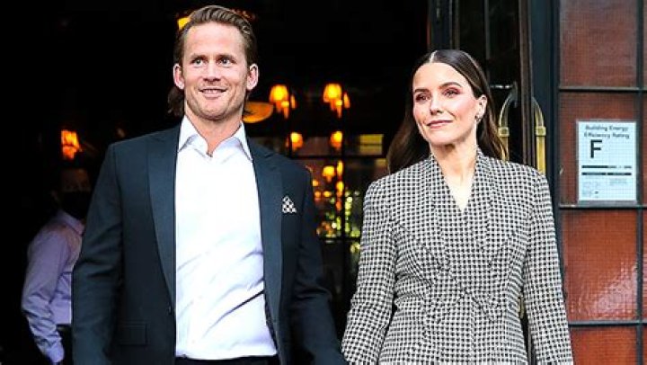 Actress Shares Sweet Proposal Pic – Hollywood Life