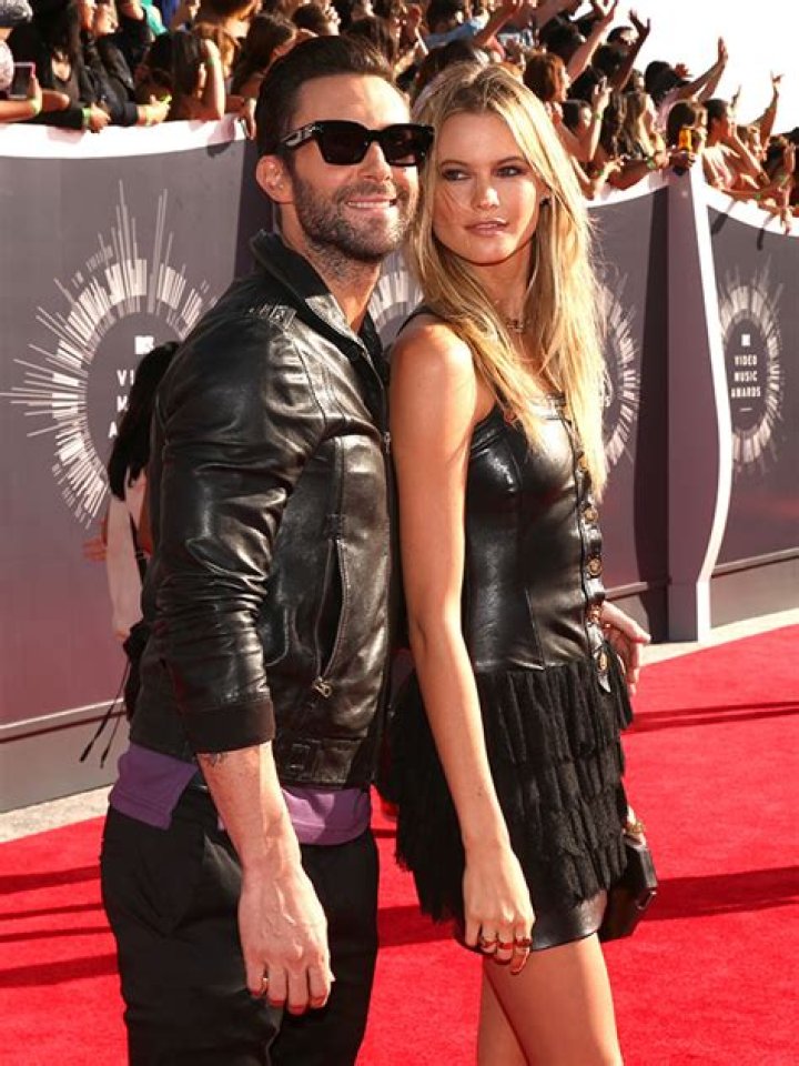 Adam Levine & Behati Prinsloo’s Marriage — Inside Their Hot Romance: Interview – Hollywood Life