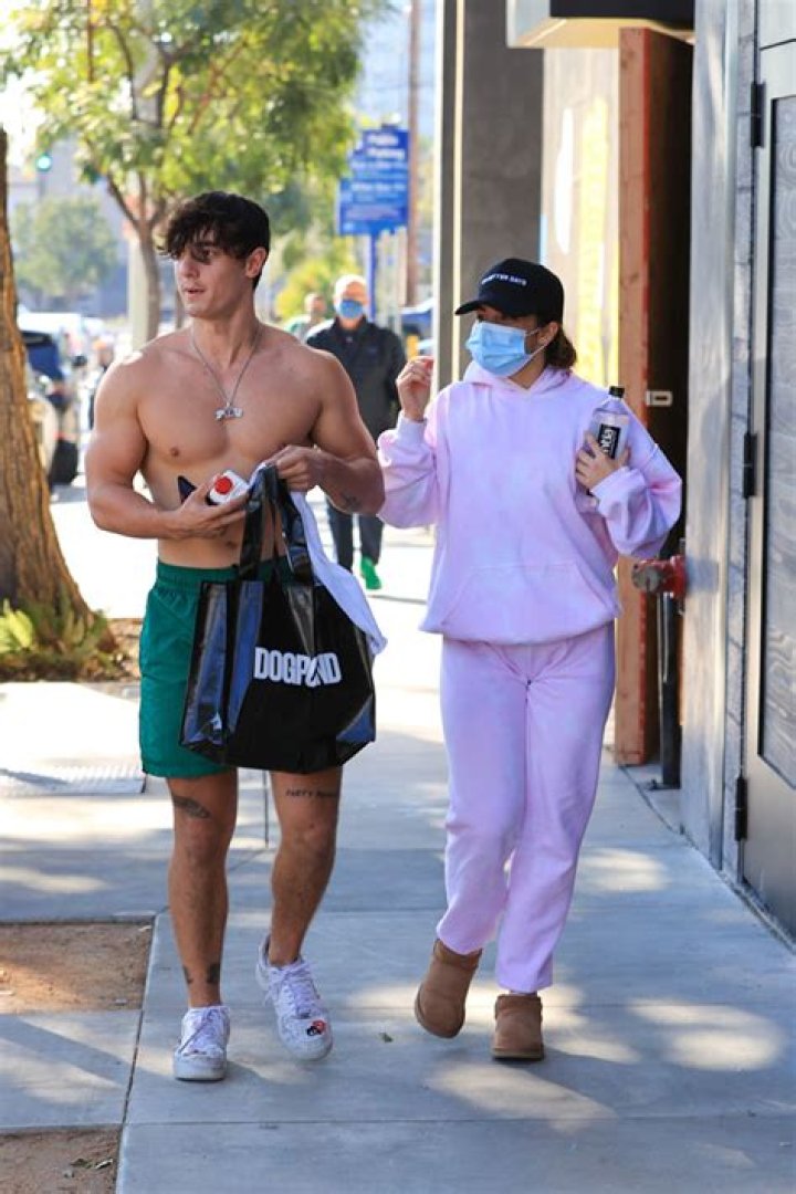 Addison Rae & Bryce Hall Have Reportedly Split Amid Cheating Rumors – Hollywood Life