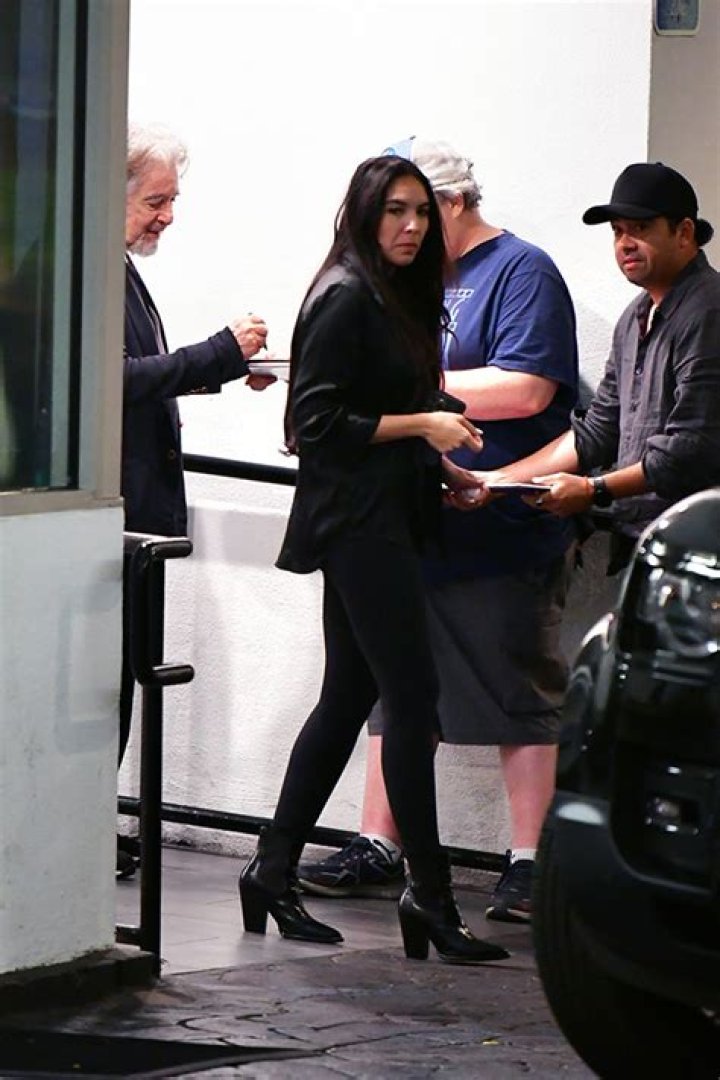 Al Pacino & Noor Alfallah Match In Black For Date After Welcoming Baby – Hollywood Life
