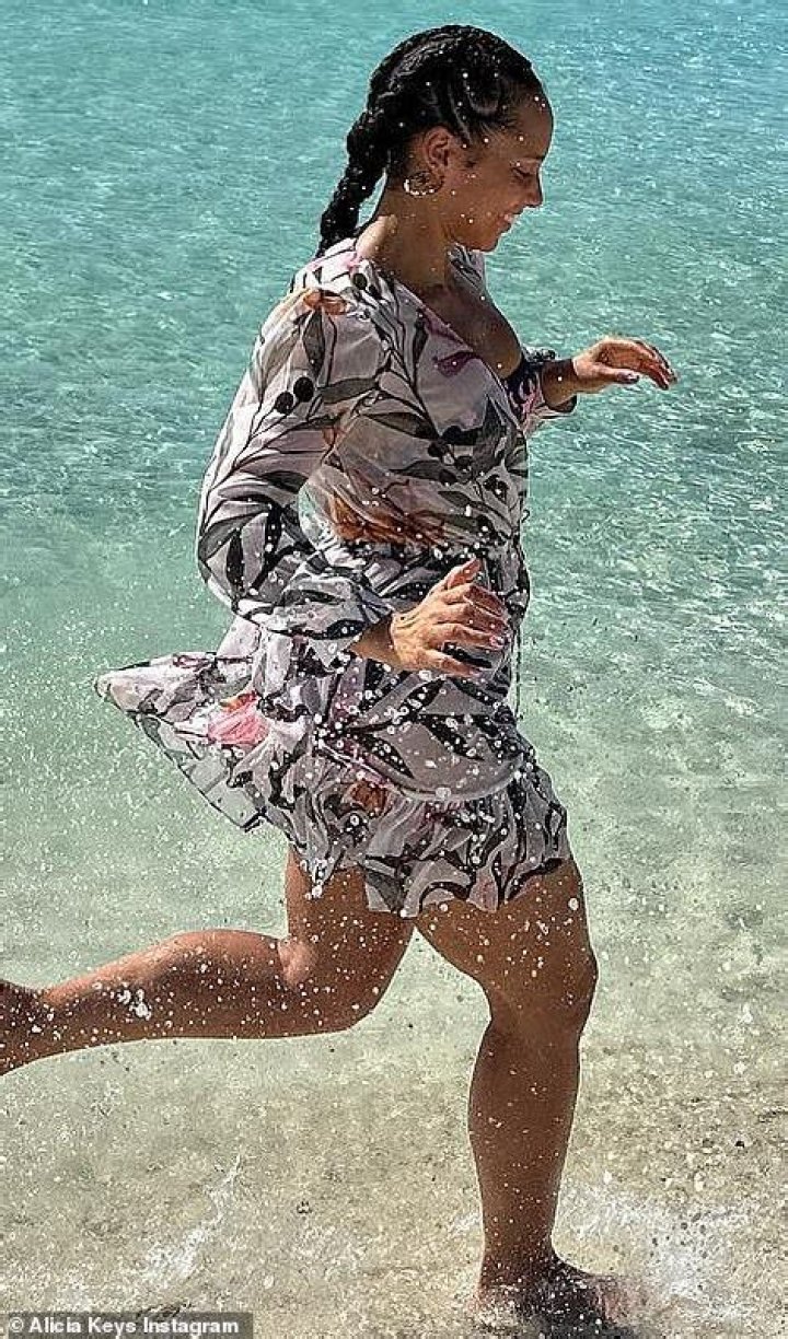 Alicia Keys Celebrates 42nd Birthday In A Bikini On Vacation: Photos – Hollywood Life