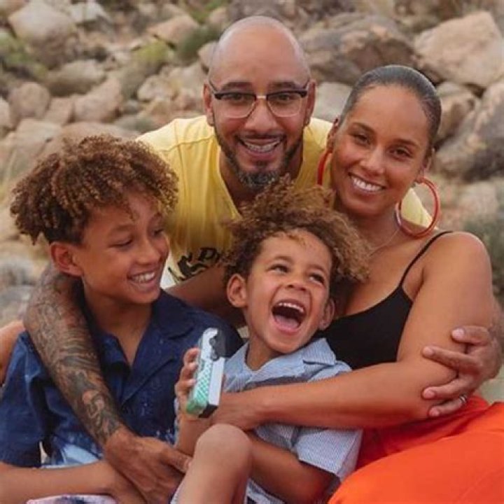 Alicia Keys Rocks Yellow Bikini In Spain With Family – Hollywood Life
