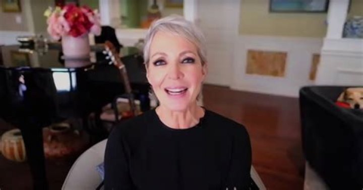 Allison Janney Reveals How ‘Mom’ Producers Reacted To Her Grey Hair – Hollywood Life