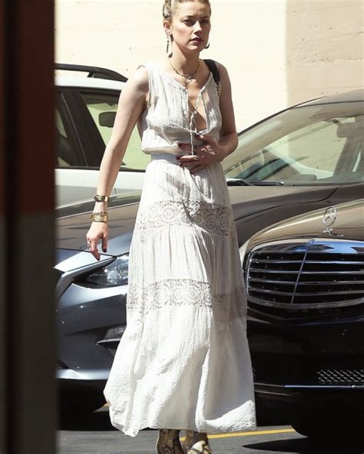 Amber Heard Goes On A Makeup Free Run While Living In Spain – Hollywood Life