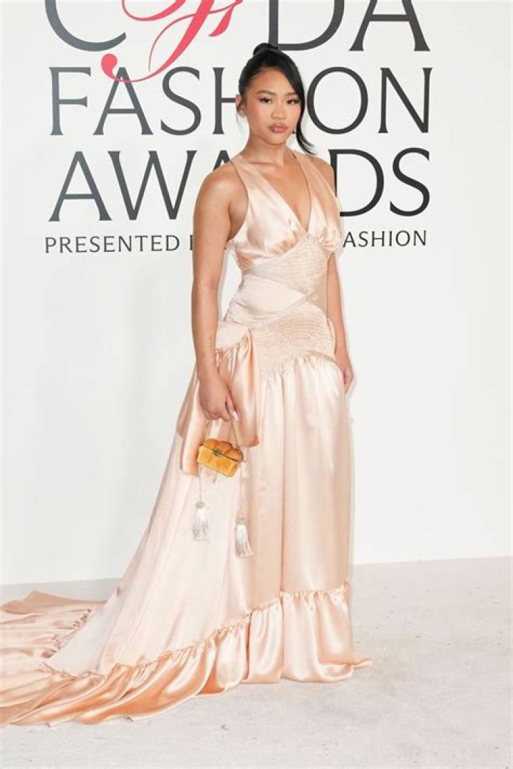 Amber Heard’s Satin Gown At NYC Awards Ceremony — Pic – Hollywood Life