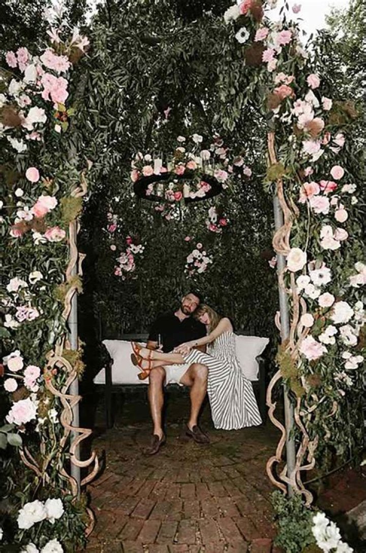 Amelia Hamlin ‘Likes’ Kourtney & Travis’ Engagement Pic On Instagram After Scott Disick Split