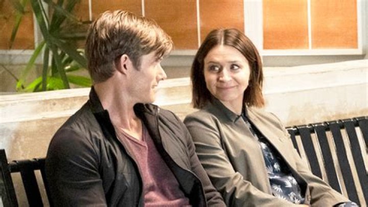 Amelia Tells Link She’s Pregnant — S16 E2 Recap – Hollywood Life