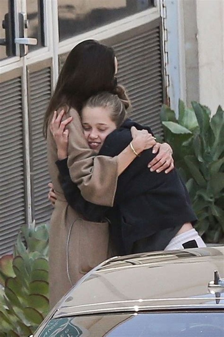 Angelina Jolie Hugs Shiloh Jolie-Pitt, Kids Outside A Hospital: Photos – Hollywood Life