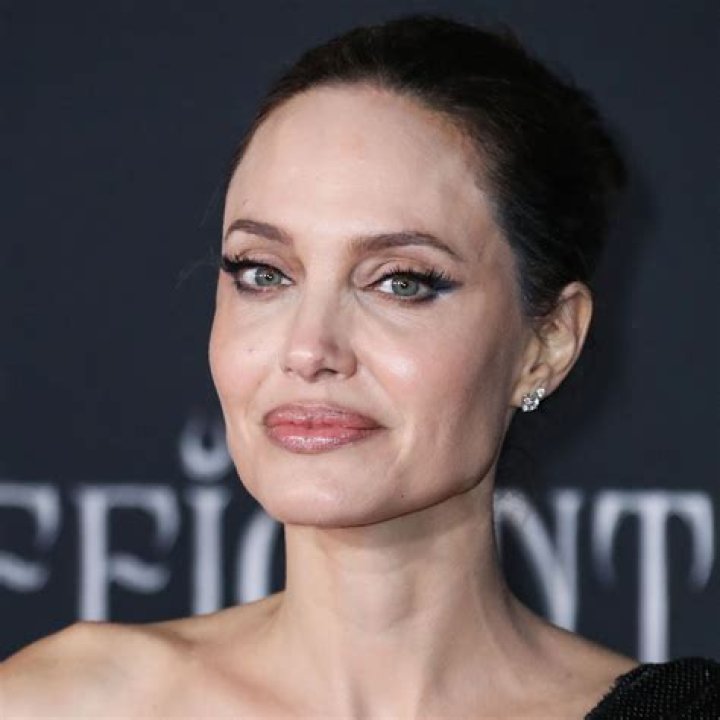 Angelina Jolie’s Powder Problem — Makeup Disaster At ‘Normal Heart’ Premiere – Hollywood Life