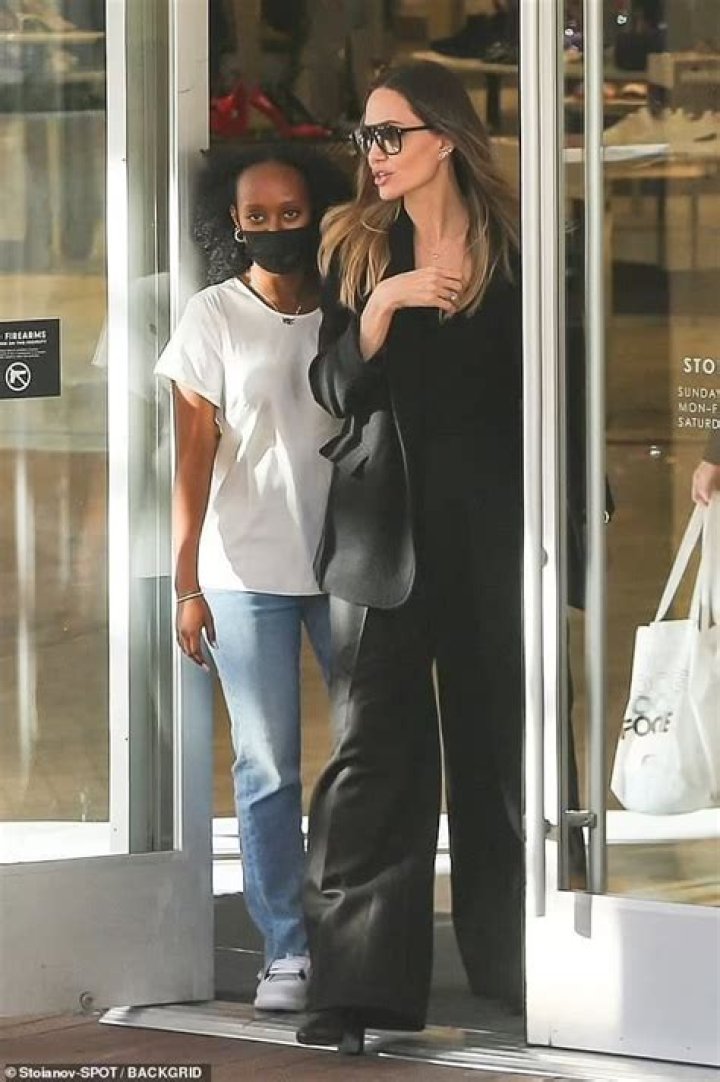 Angelina Jolie Stuns In Black Top & Skinny Jeans On Shopping Date With Daughter Zahara, 16