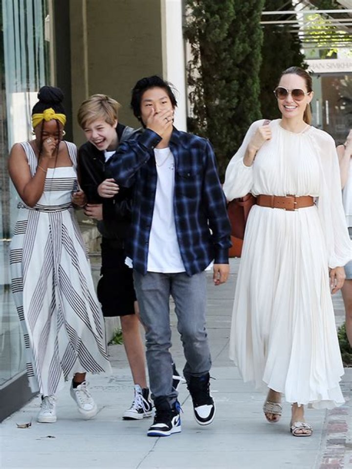 Angelina Jolie Takes Shiloh, Zahara & Pax For A Labor Day Lunch — Sweet Pics