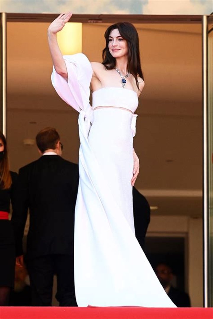 Anne Hathaway’s Strapless White Sequin Gown At Cannes 2022: Photos – Hollywood Life