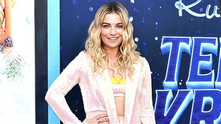 Annie Murphy Compares ‘Praise Petey’ To ‘Schitt’s Creek’: Exclusive – Hollywood Life