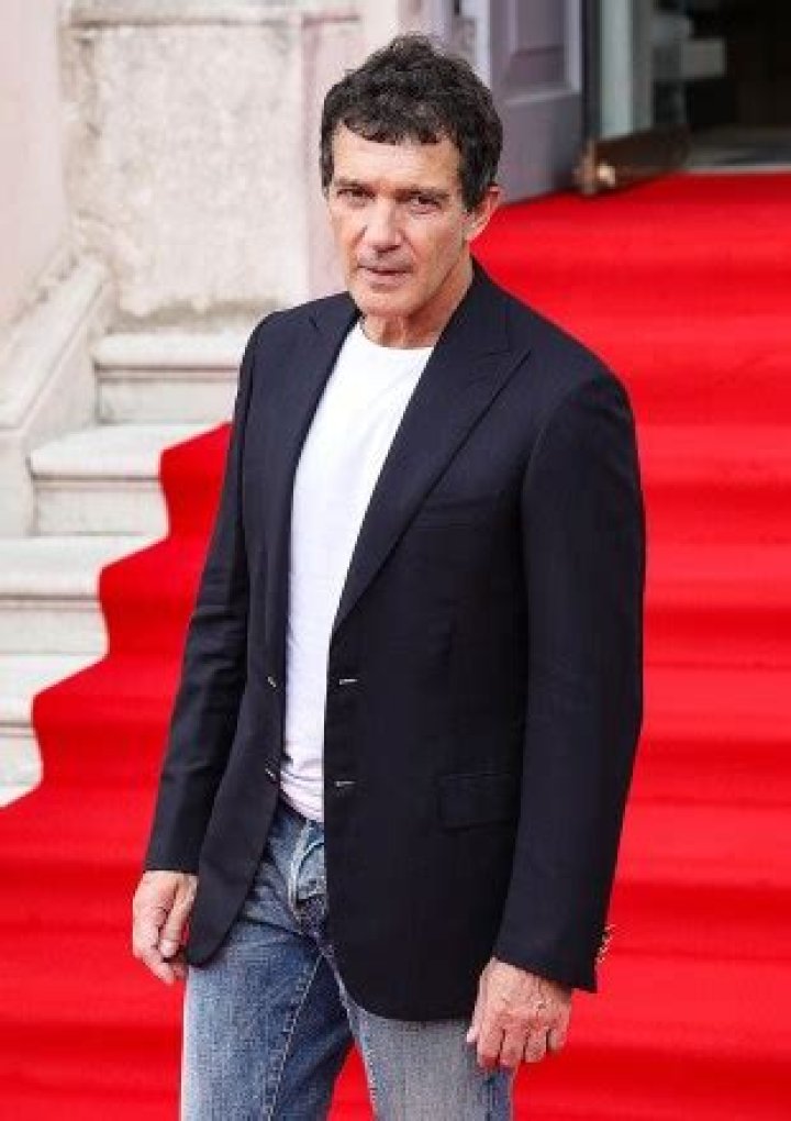 Antonio Banderas & GF Nicole Kimpel Hold Hands In Madrid: Photos – Hollywood Life
