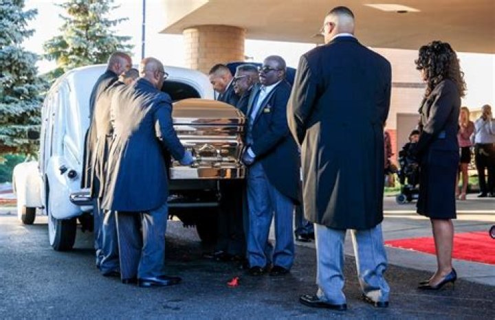 Aretha Franklin Funeral: Pictures – Hollywood Life