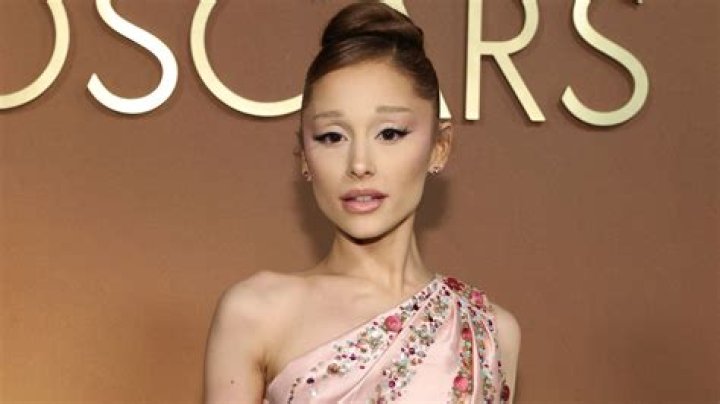 Ariana Grande: Gorgeous In Gold Hot Pants For AMAs Performance
