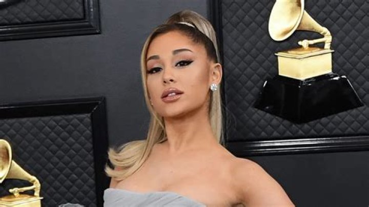Ariana Grande Wins AMA For Artist Of The Year — Fights Back Tears – Hollywood Life