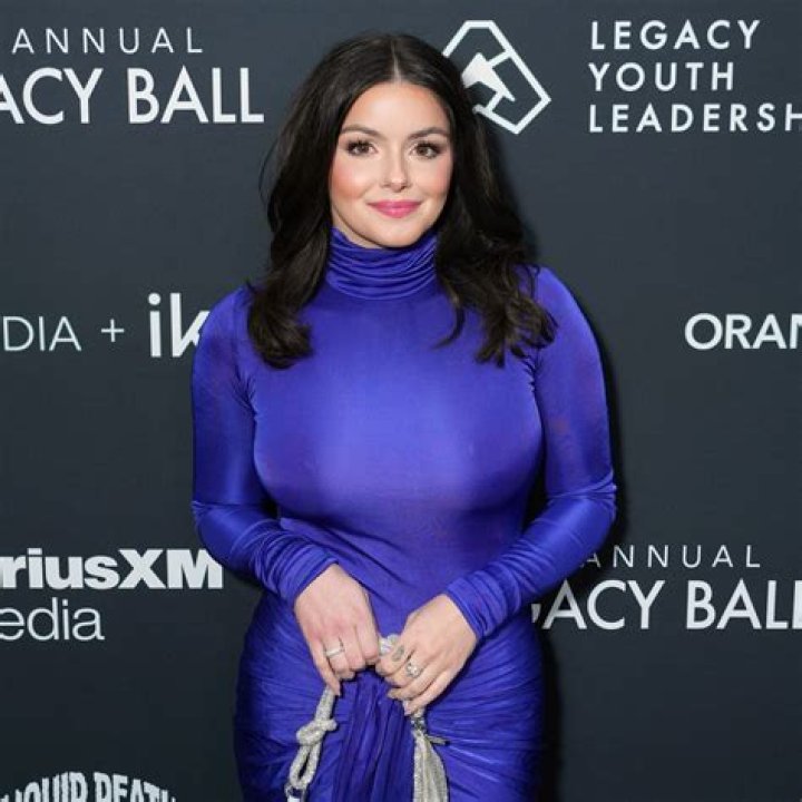 Ariel Winter, 21, Shows How To Rock A Suit & Still Bare Your Abs – Pics
