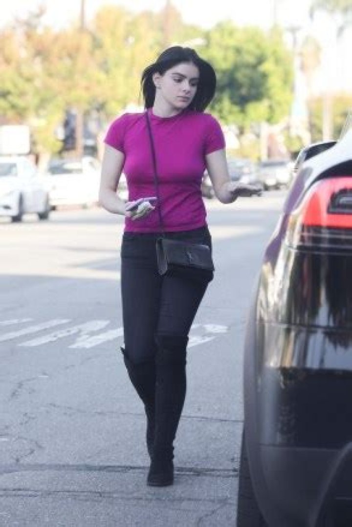 Ariel Winter Flashes Her Abs In White Top & Skinny Jeans As She Runs Errands With BF Levi Meaden