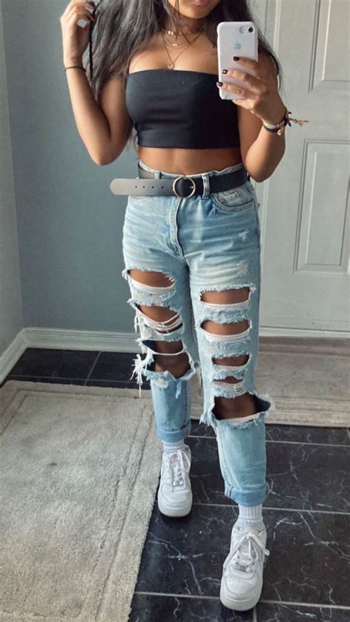 Ariel Winter Flaunts Toned Abs In Red Crop Top & Ripped Skinny Jeans — See Pics