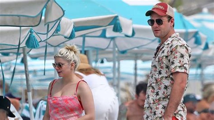 Ariel Winter Wears Tie-Dye Bikini During Beach Date With Luke Benward – Hollywood Life