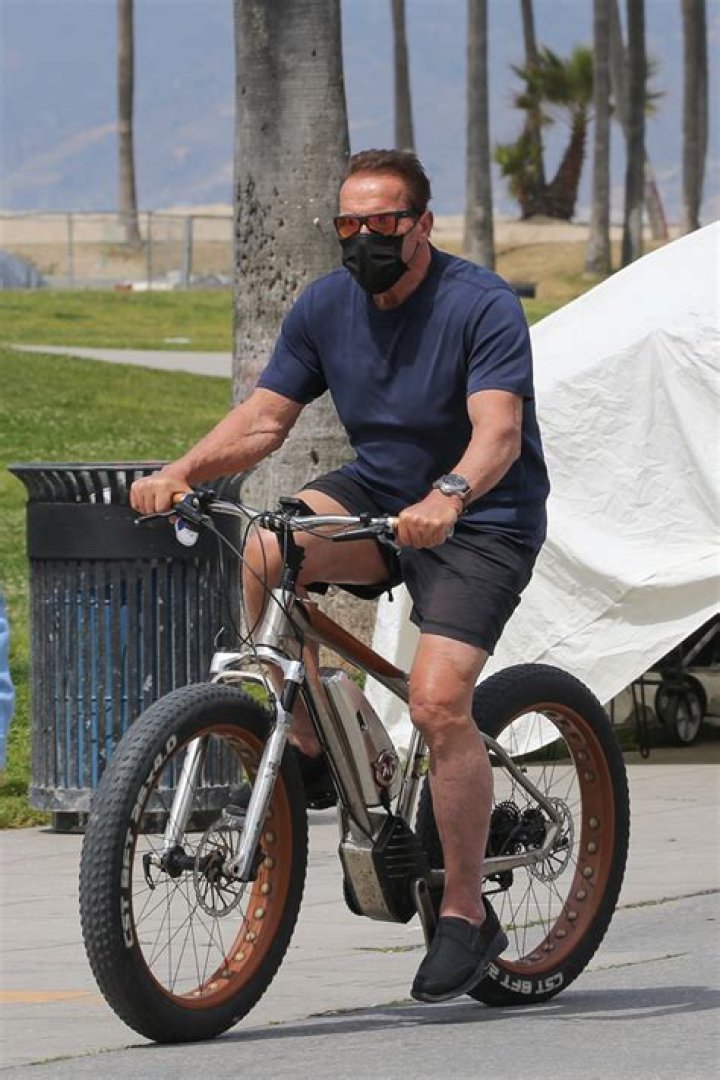Arnold Schwarzenegger Looks Buff While On Bike Ride In Venice Beach – Hollywood Life