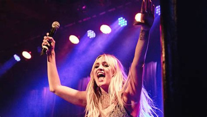 Ashlee Simpson Performs ‘La La’ With Demi Lovato At Concert: Video – Hollywood Life