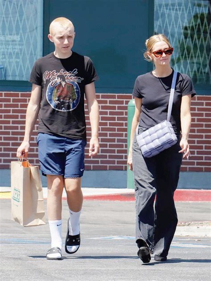 Ashlee Simpson & Son Bronx Go Shopping & He’s Taller Than Her – Hollywood Life