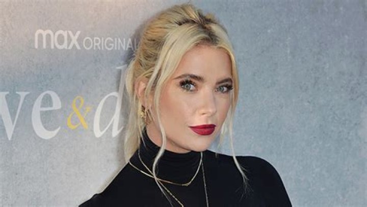Ashley Benson Marries Brandon Davis Amid Pregnancy – Hollywood Life