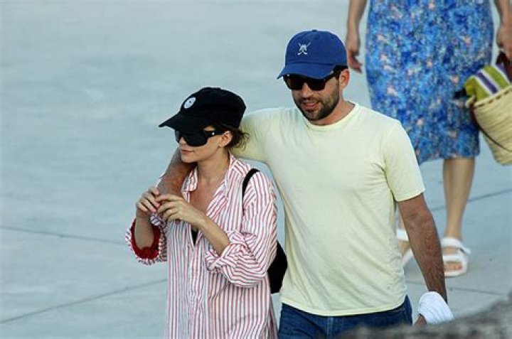 Ashley Olsen Rocks Gold Band With Boyfriend Louis Eisner: Photo – Hollywood Life