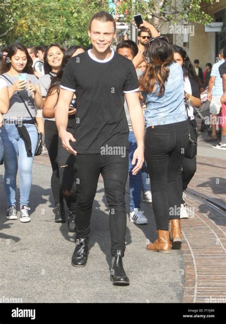 Ashton Irwin News, Photos & More – Hollywood Life