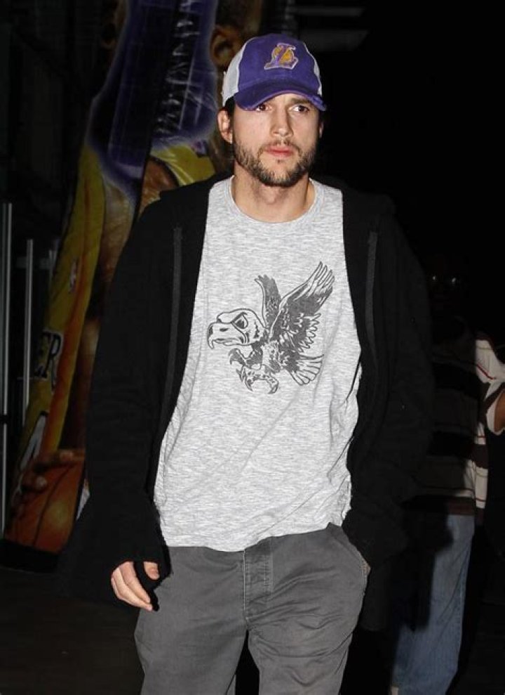 Ashton Kutcher Dumps Rihanna — Report – Hollywood Life