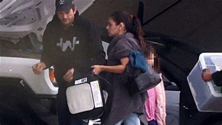 Ashton Kutcher, Mila Kunis, & Daughter Wyatt Arrive Home In LA: Photos – Hollywood Life