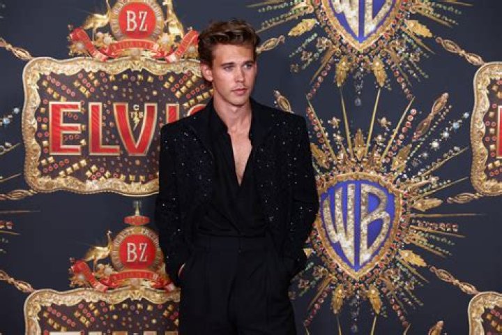 ​Austin Butler Perfectly Channels Elvis In 1st Look At Upcoming Movie — Watch