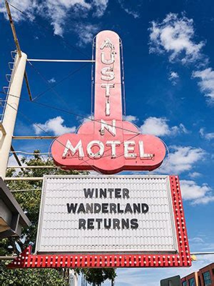 Austin Motel’s Winter Wanderland: Photos – Hollywood Life