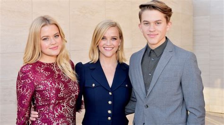 Ava Phillippe, 21, & Boyfriend ‘Totally’ Look Like Her Parents ‘Reese & Ryan’ In Cute New Selfie