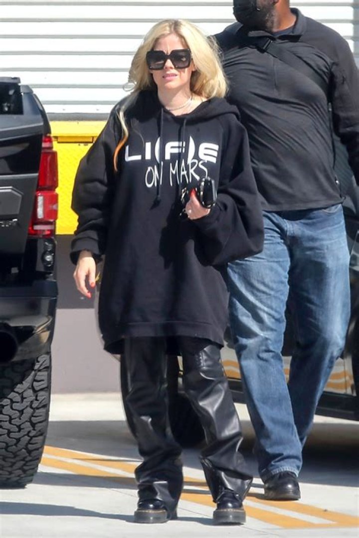 Avril Lavigne Sparks Mod Sun Engagement Speculation With Diamond Ring – Hollywood Life